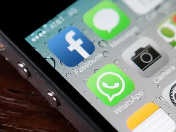 Imagen de un móvil con las aplicaciones de Facebook y WhatsApp. Imagen de un móvil con las aplicaciones de Facebook y WhatsApp.