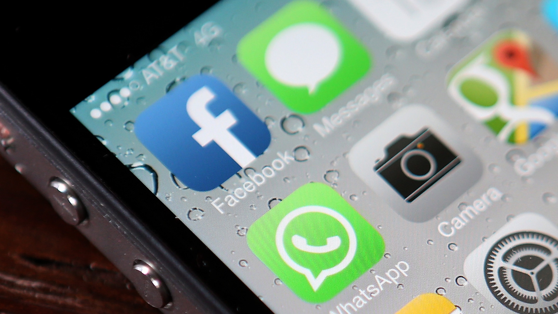 Imagen de un móvil con las aplicaciones de Facebook y WhatsApp.