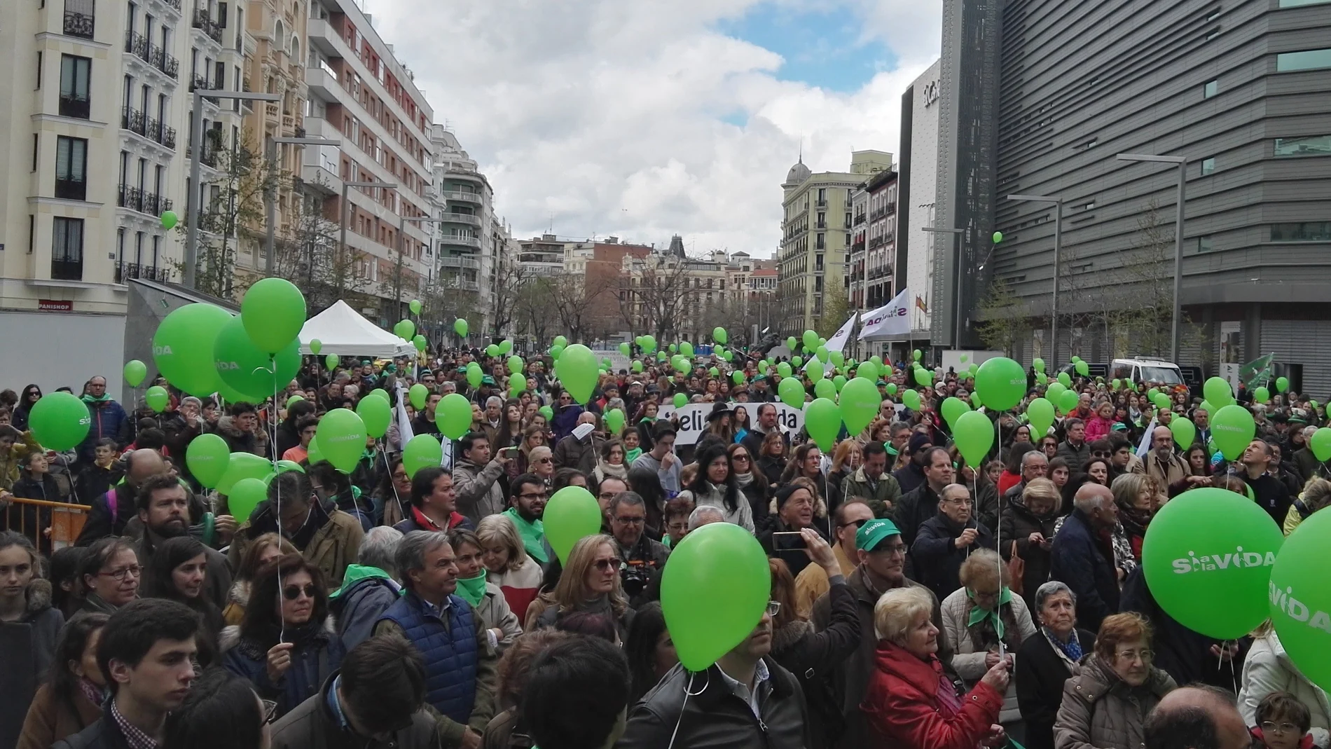  Fotografía facilitada por La Plataforma Sí a la Vida, que cuenta con más de 500 asociaciones adheridas, que ha reunido en en la plaza de Felipe II de Madrid a cientos de personas para celebrar, un año más, el Día Internacional de la Vida