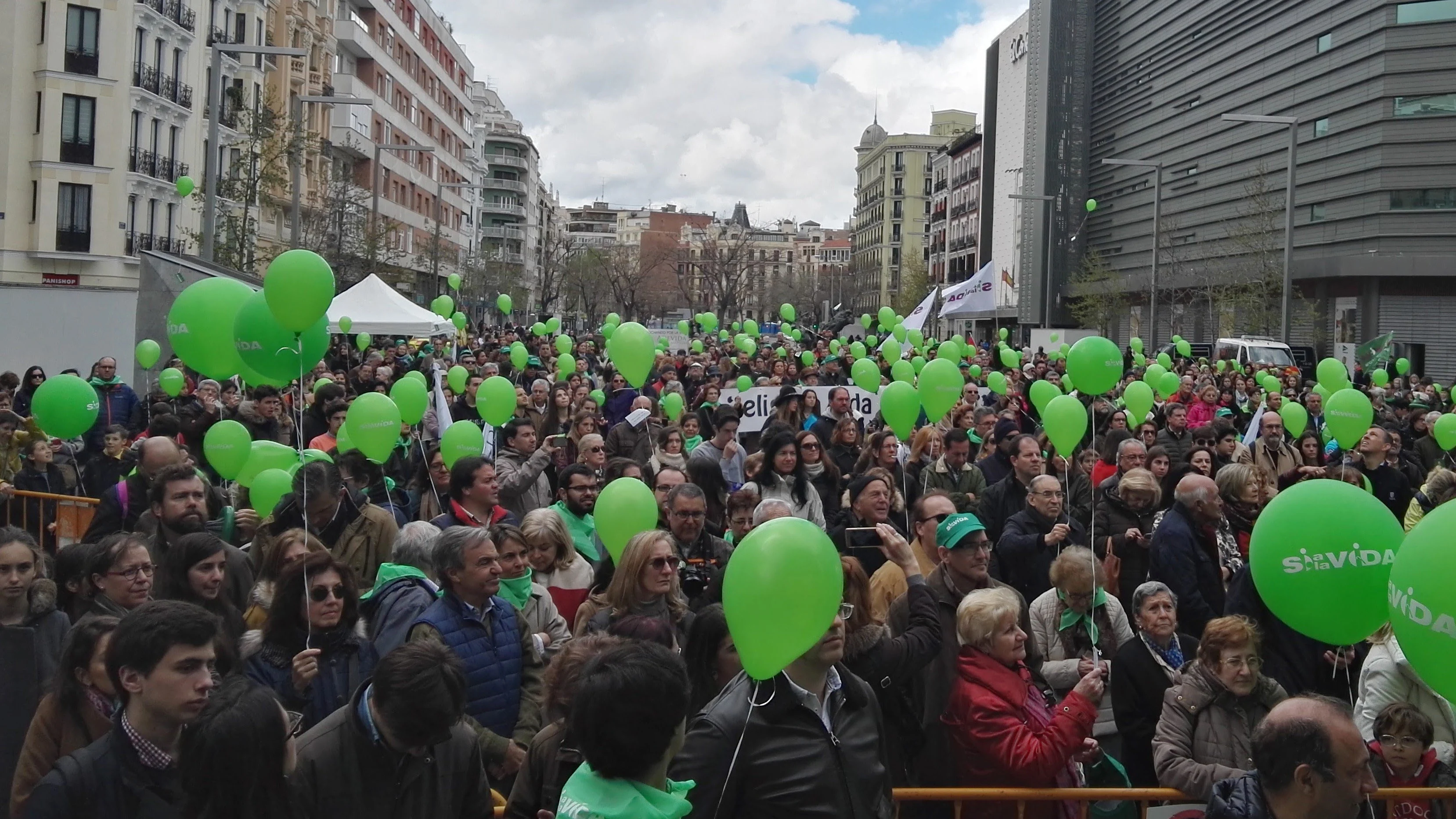  Fotografía facilitada por La Plataforma Sí a la Vida, que cuenta con más de 500 asociaciones adheridas, que ha reunido en en la plaza de Felipe II de Madrid a cientos de personas para celebrar, un año más, el Día Internacional de la Vida