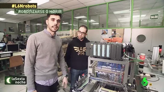 Varios jóvenes explican cómo funciona una máquina Varios jóvenes explican cómo funciona una máquina