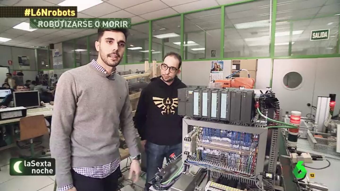 Varios j&oacute;venes explican c&oacute;mo funciona una m&aacute;quina