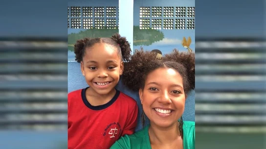 Profesora con el mismo peinado que su alumna Profesora con el mismo peinado que su alumna