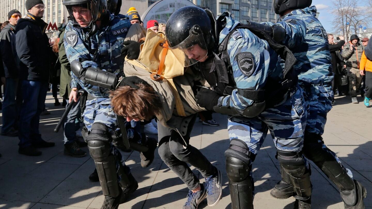 La polic&iacute;a detiene a los manifestantes en Rusia