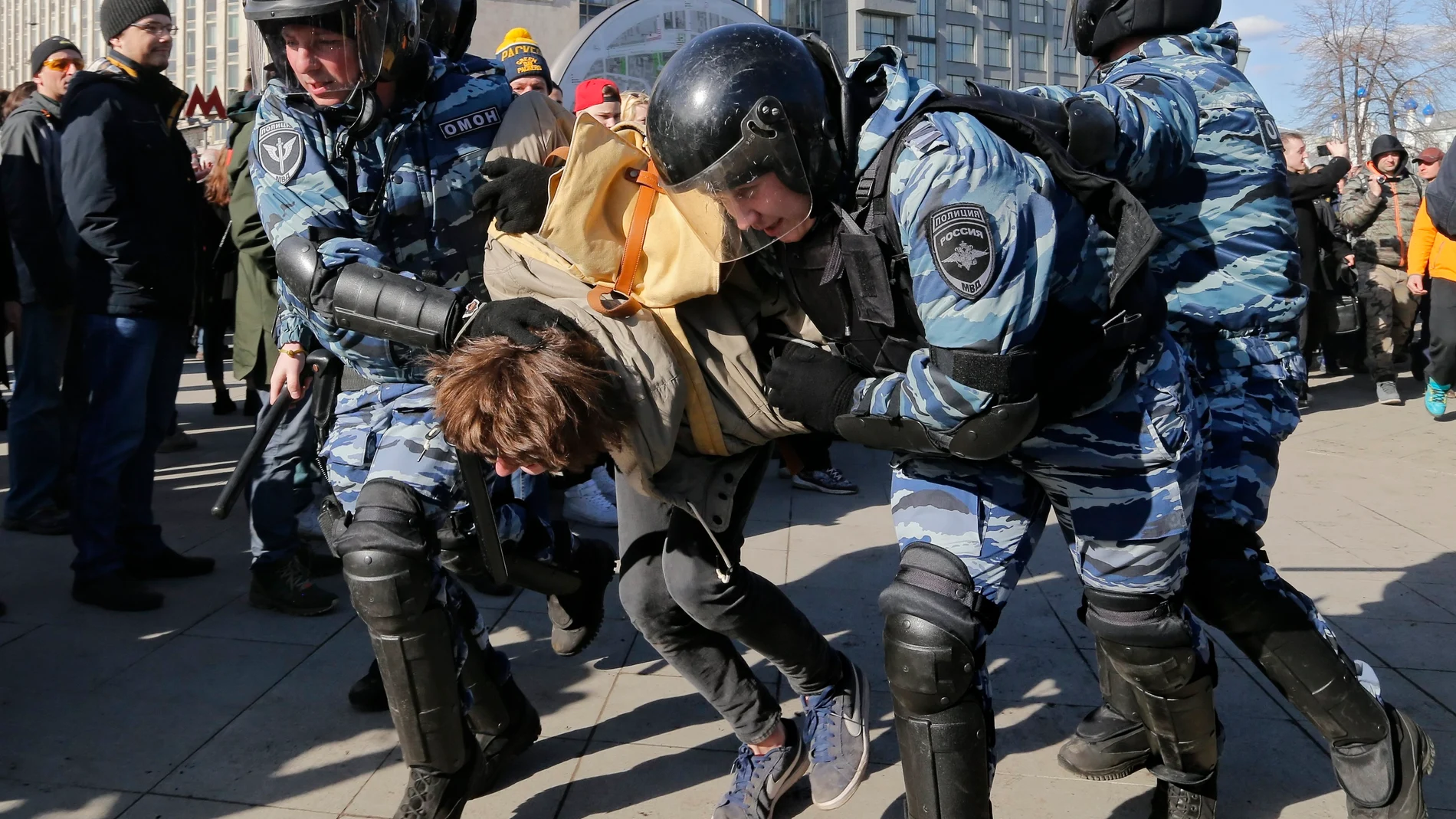 La policía detiene a los manifestantes en Rusia
