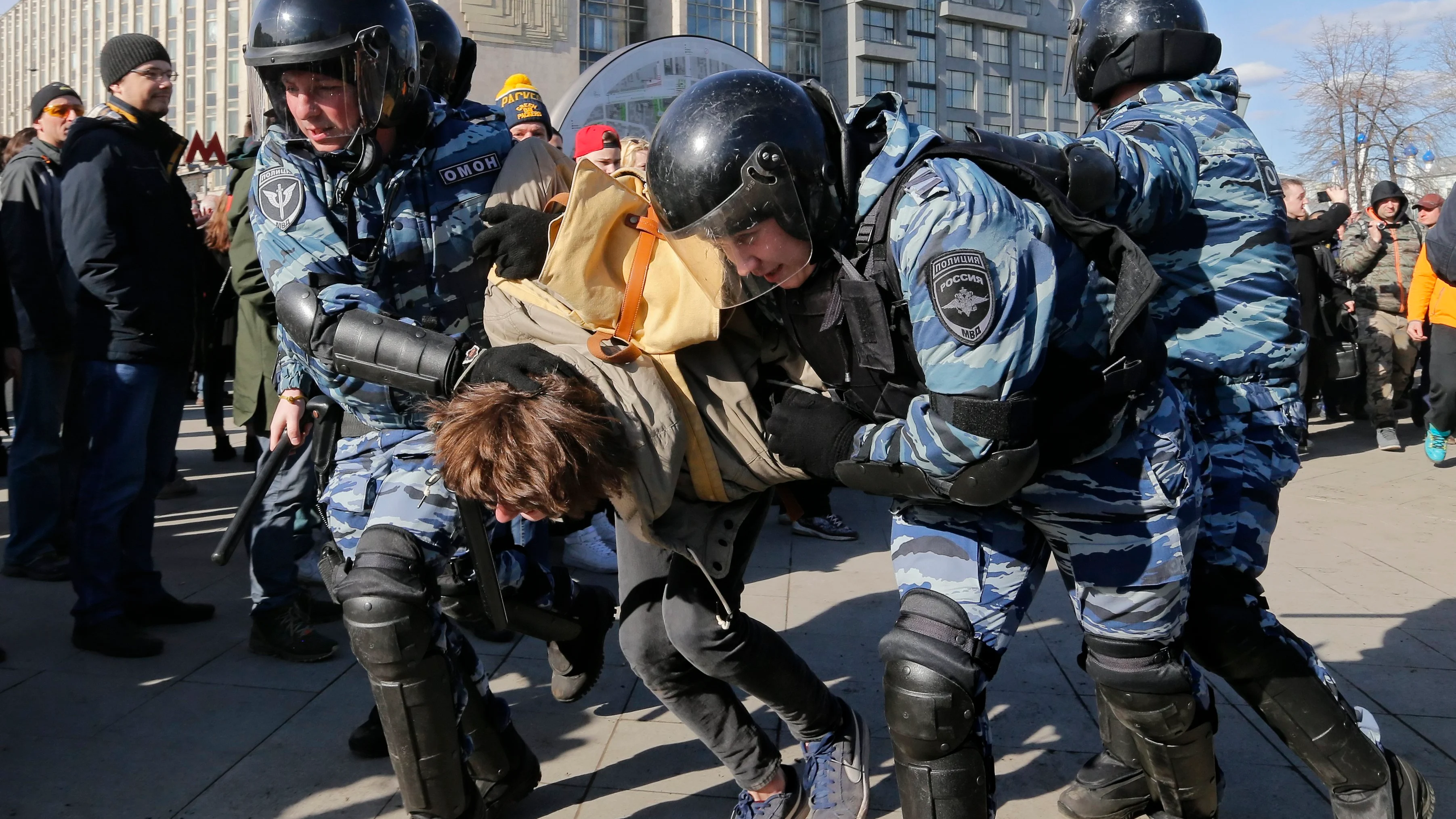 La policía detiene a los manifestantes en Rusia