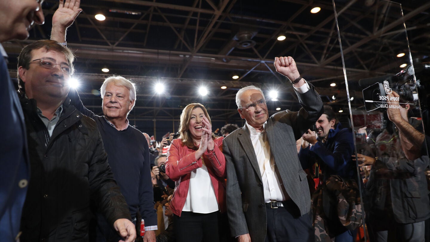 La presidenta de la Junta de Andaluc&iacute;a, Susana D&iacute;az, y el expresidente del Gobierno, Felipe Gonz&aacute;lez, el exvicepresidente del Gobierno Alfonso Guerra, y el presidente de Extremadura, Guillermo Fern&aacute;ndez Vara