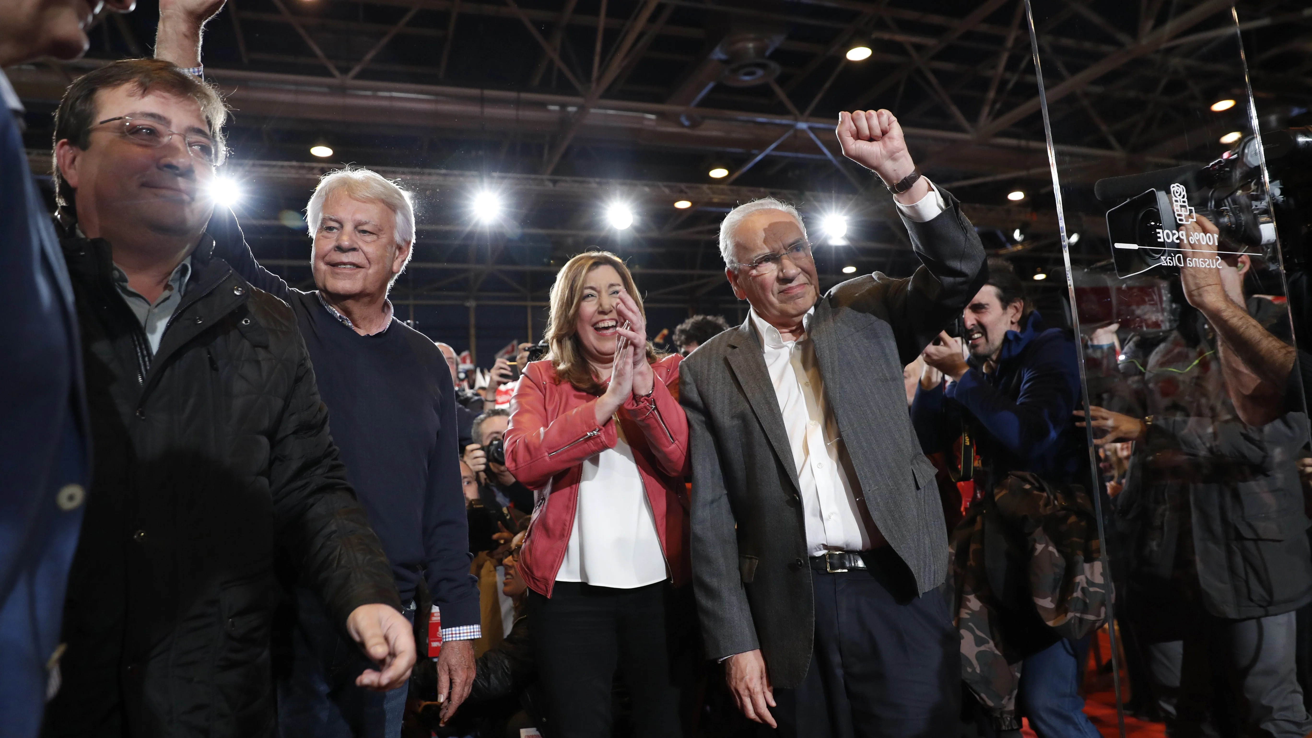 La presidenta de la Junta de Andalucía, Susana Díaz, y el expresidente del Gobierno, Felipe González, el exvicepresidente del Gobierno Alfonso Guerra, y el presidente de Extremadura, Guillermo Fernández Vara