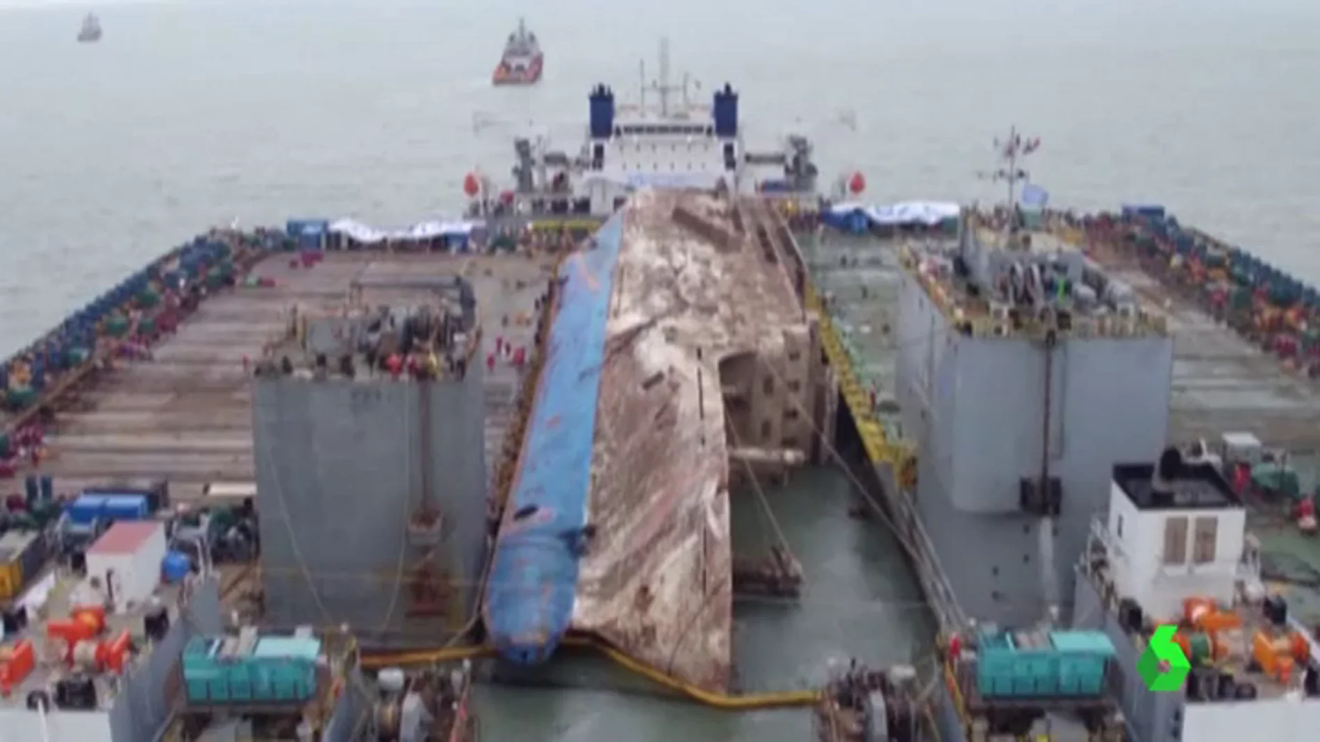 Reflotan el buque 'Sewol' tres años después de su naufragio en el que murieron 300 personas.