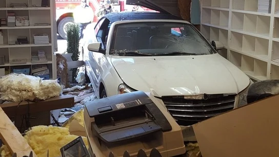 Un coche colisiona contra una clínica veterinaria: "Pisó el acelerador en vez de el freno" Un coche colisiona contra una clínica veterinaria: "Pisó el acelerador en vez de el freno"