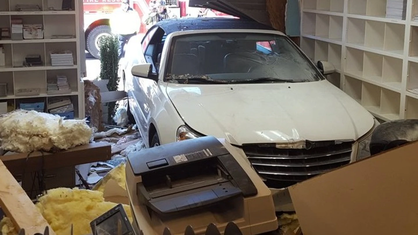 Un coche colisiona contra una clínica veterinaria: "Pisó el acelerador en vez de el freno" Un coche colisiona contra una clínica veterinaria: "Pisó el acelerador en vez de el freno"