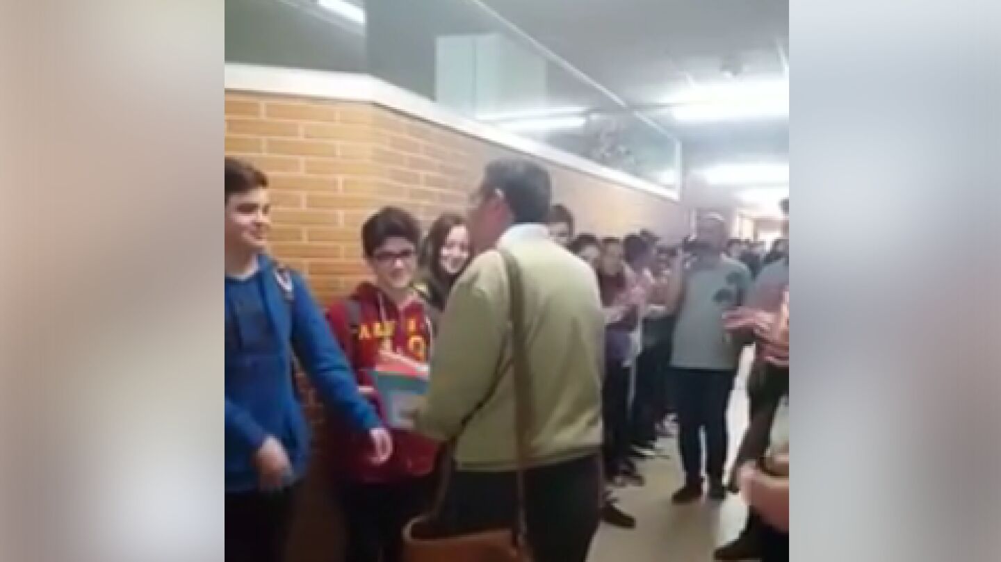  Graban la ovaci&oacute;n de cientos de alumnos a un profesor que se jubila y el video se viraliza