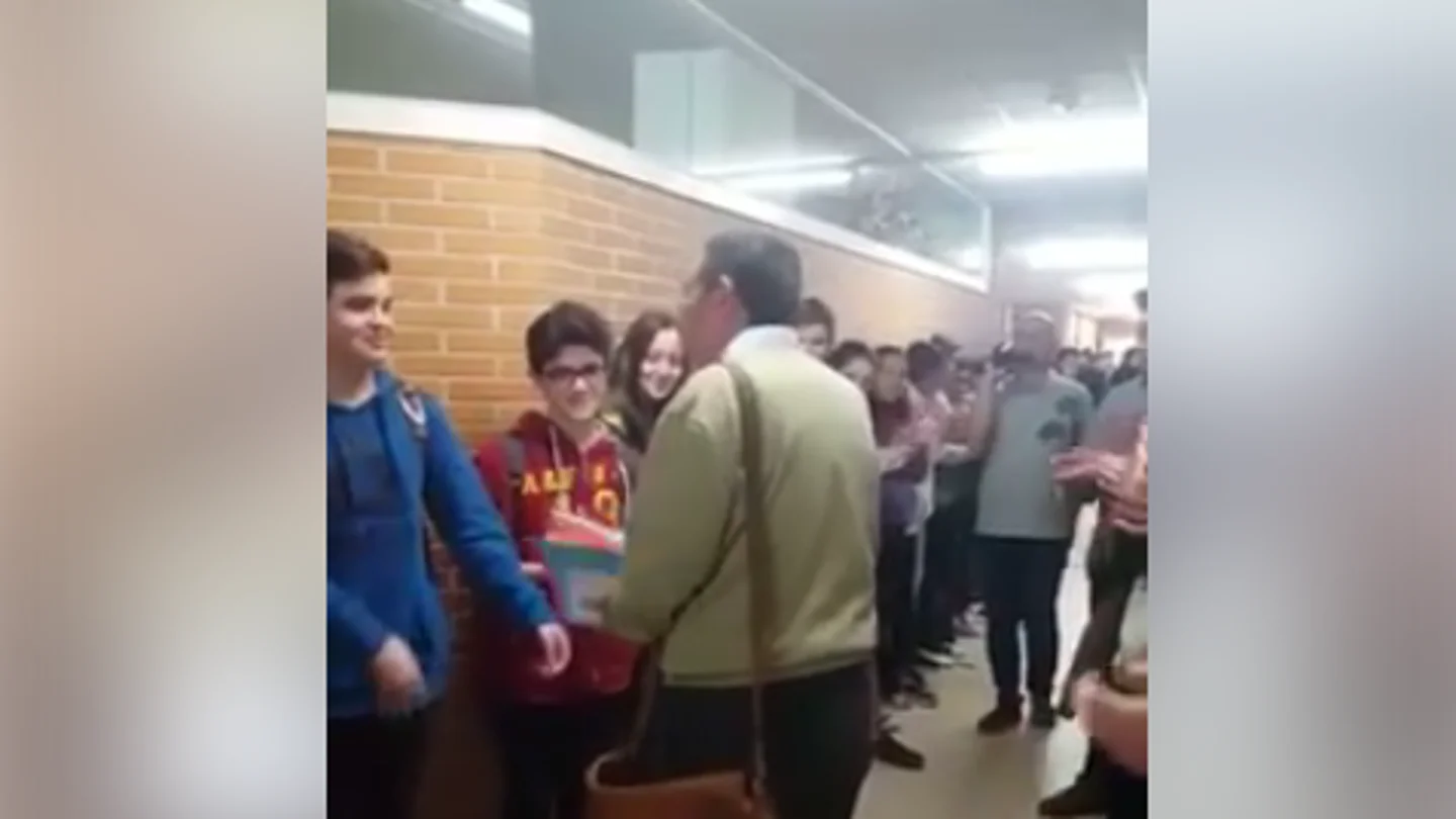 Graban la ovación de cientos de alumnos a un profesor que se jubila y el video se viraliza Graban la ovación de cientos de alumnos a un profesor que se jubila y el video se viraliza