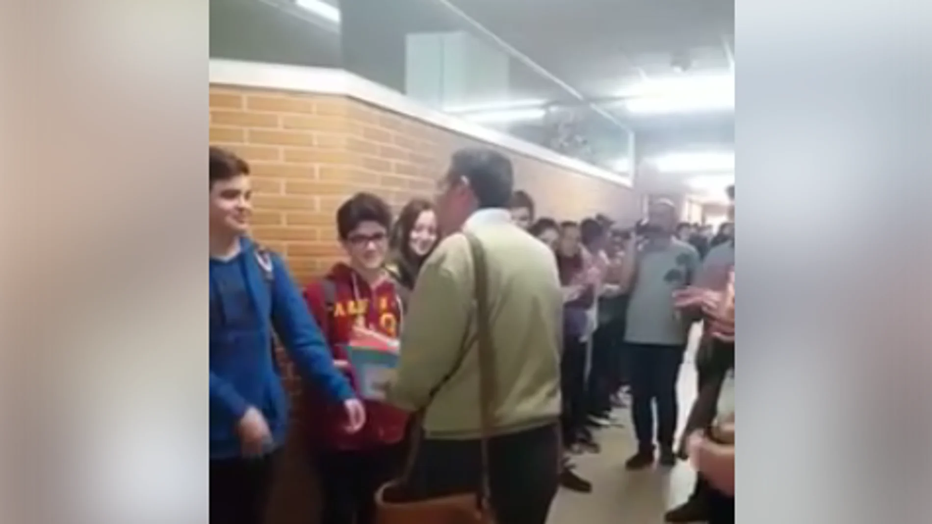  Graban la ovación de cientos de alumnos a un profesor que se jubila y el video se viraliza