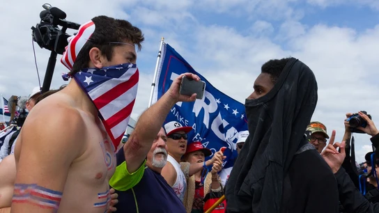 Una marcha a favor de Trump deja disturbios y dos detenidos en California Una marcha a favor de Trump deja disturbios y dos detenidos en California