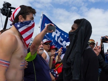 Una marcha a favor de Trump deja disturbios y dos detenidos en California Una marcha a favor de Trump deja disturbios y dos detenidos en California