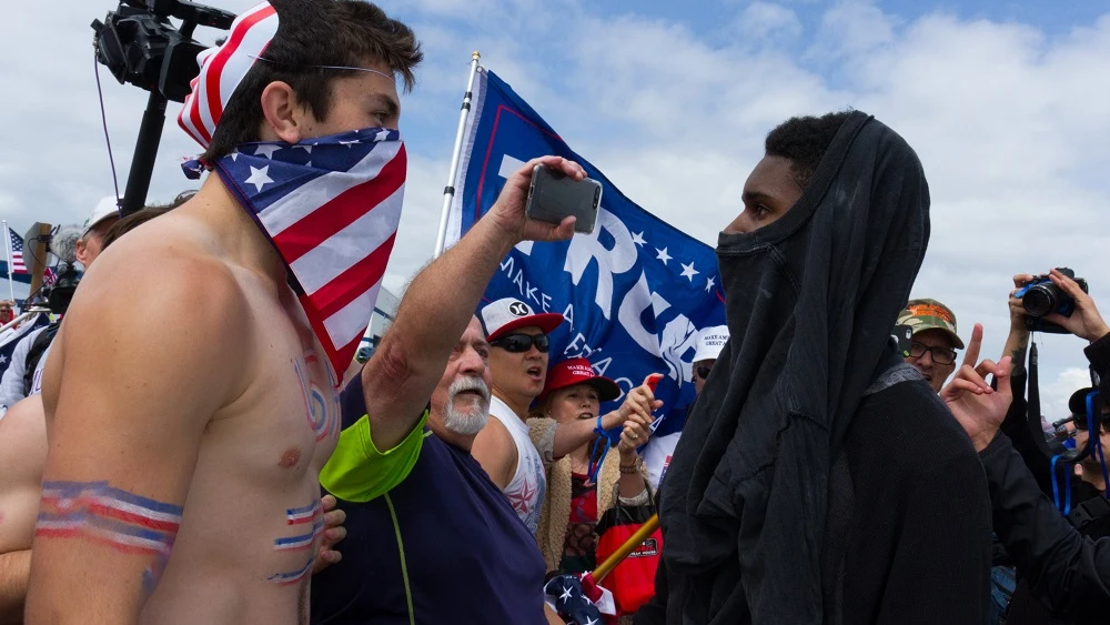 Una marcha a favor de Trump deja disturbios y dos detenidos en California