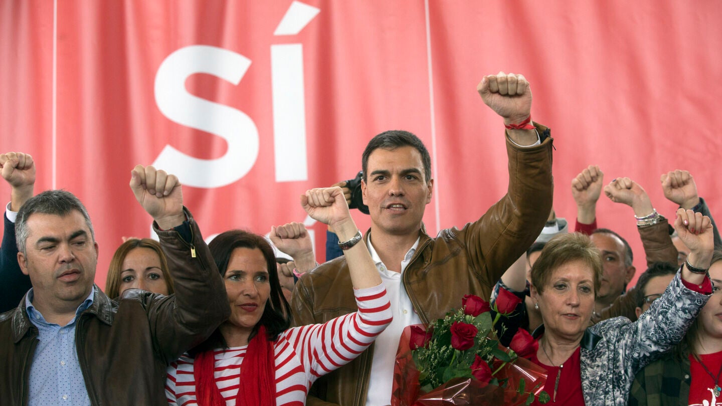 El ex secretario general del PSOE, Pedro S&aacute;nchez, cantando 'La Internacional' al finalizar el acto con militantes y simpatizantes del partido en Burjassot (Valencia) 