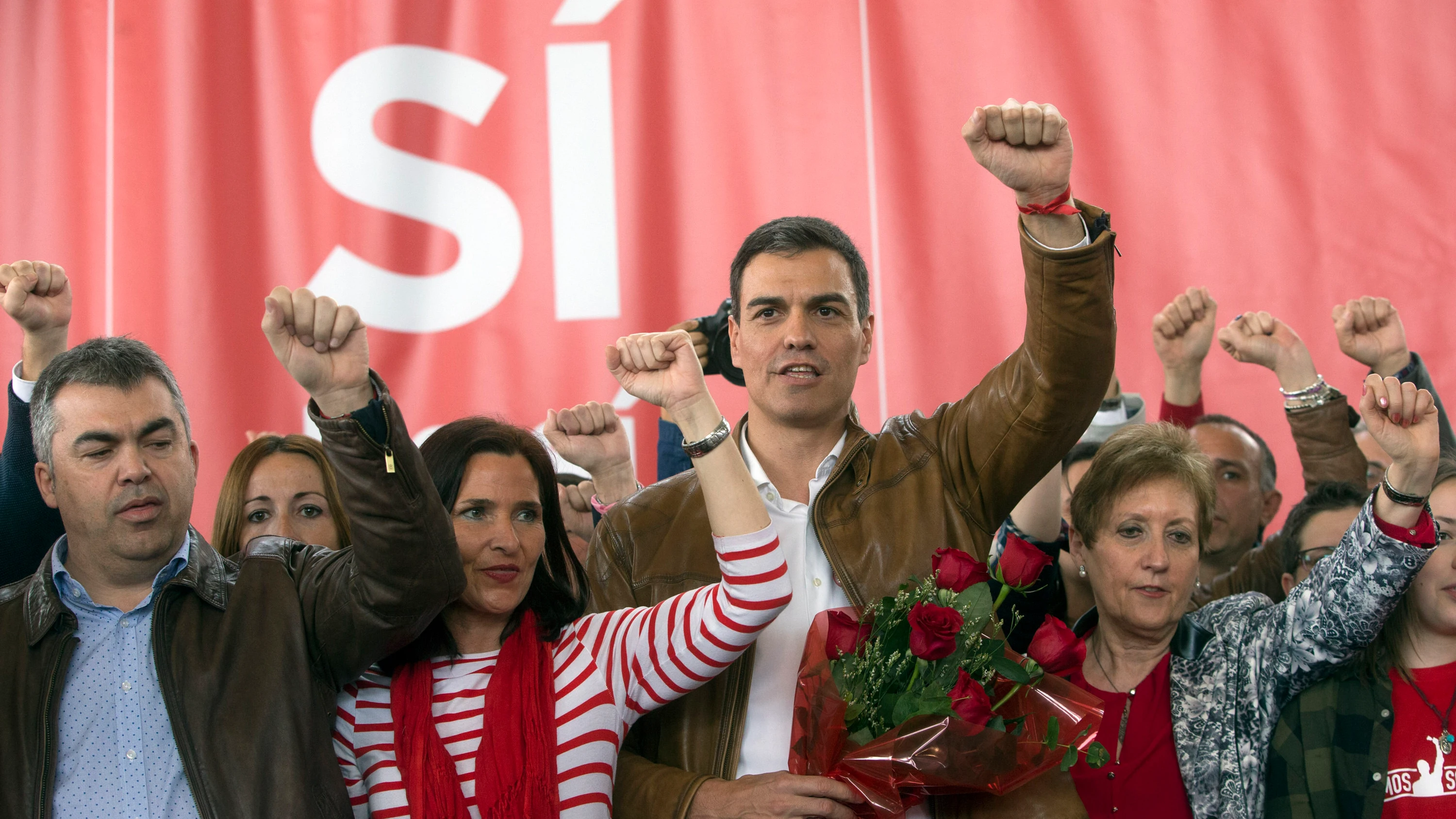 El ex secretario general del PSOE, Pedro Sánchez, cantando 'La Internacional' al finalizar el acto con militantes y simpatizantes del partido en Burjassot (Valencia) 