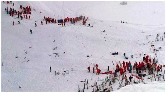 La polic&iacute;a y los equipos de rescate contin&uacute;an examinando la zona