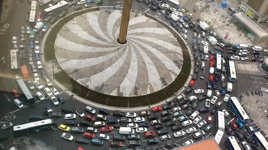 Atasco monumental en la rotonda de Plaza de Castilla, Madrid