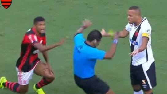 El árbitro finge una agresión ante Luis Fabiano El árbitro finge una agresión ante Luis Fabiano