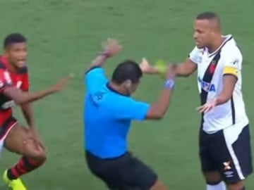 El árbitro finge una agresión ante Luis Fabiano El árbitro finge una agresión ante Luis Fabiano
