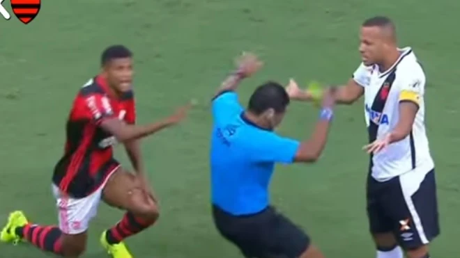 El árbitro finge una agresión ante Luis Fabiano 