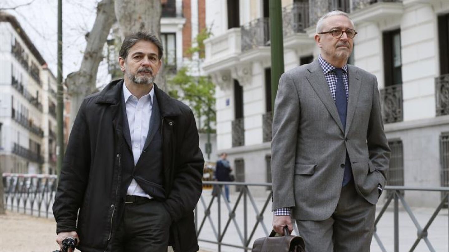 Oriol Pujol, acompa&ntilde;ado de su abogado, Xavier Melero