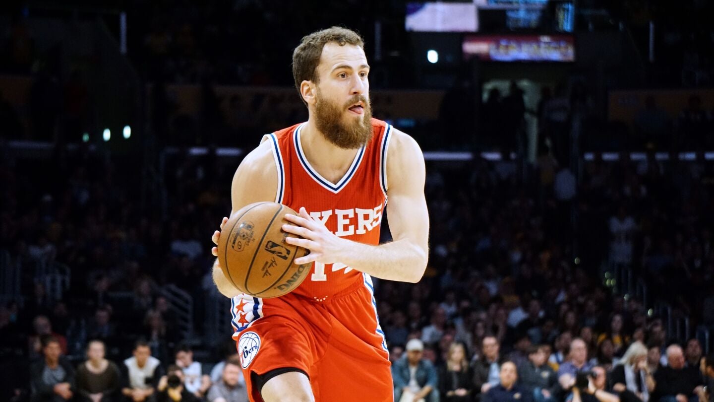 Sergio Rodr&iacute;guez se prepara para pasar el bal&oacute;n en un partido con los Sixers