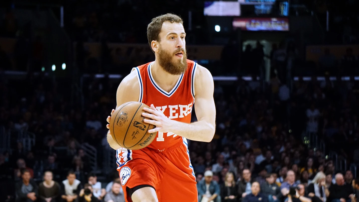 Sergio Rodríguez se prepara para pasar el balón en un partido con los Sixers Sergio Rodríguez se prepara para pasar el balón en un partido con los Sixers