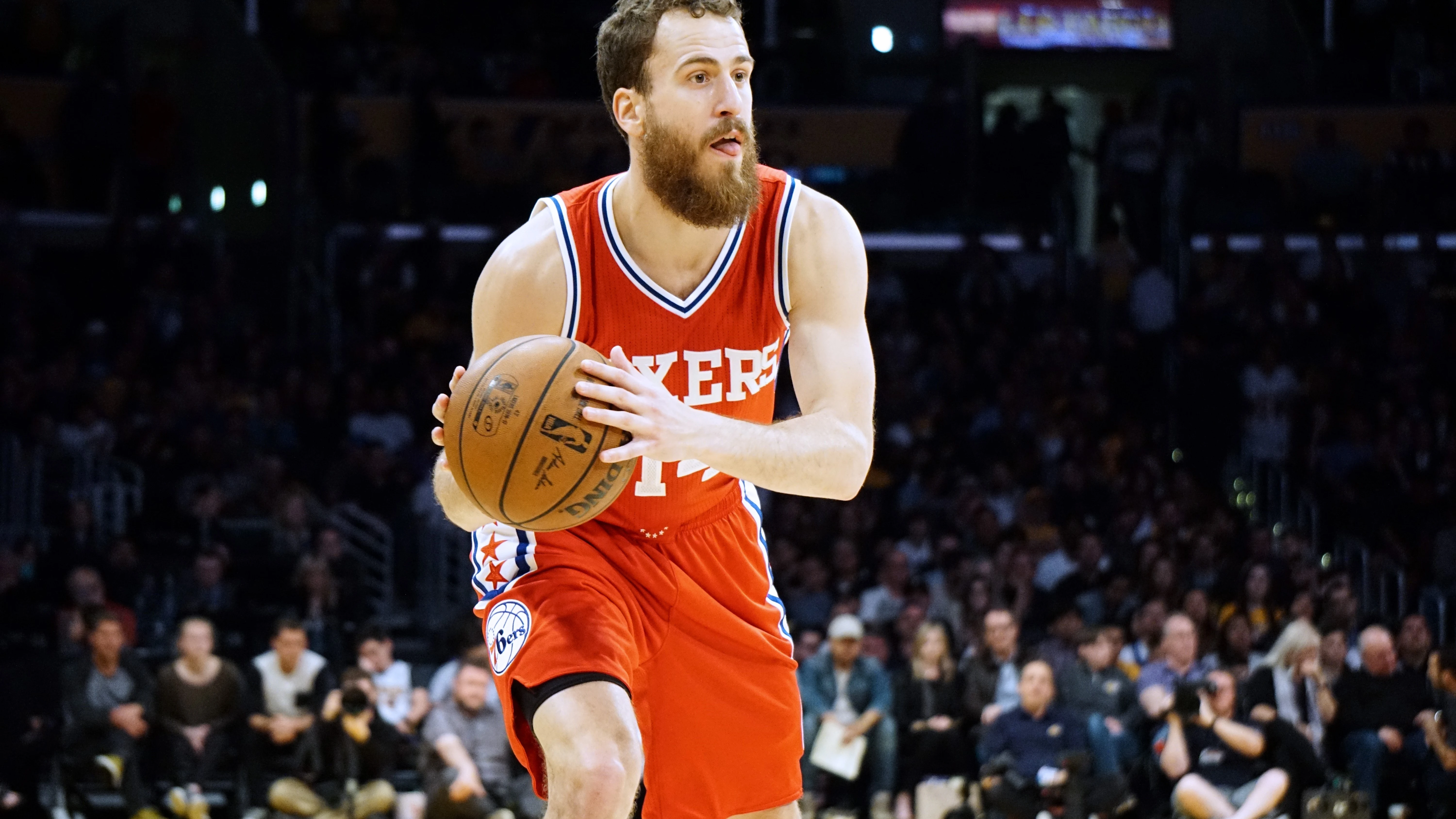 Sergio Rodríguez se prepara para pasar el balón en un partido con los Sixers