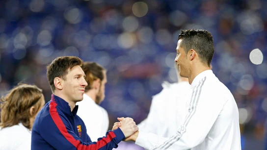Leo Messi y Cristiano Ronaldo se saludan antes de un partido Leo Messi y Cristiano Ronaldo se saludan antes de un partido