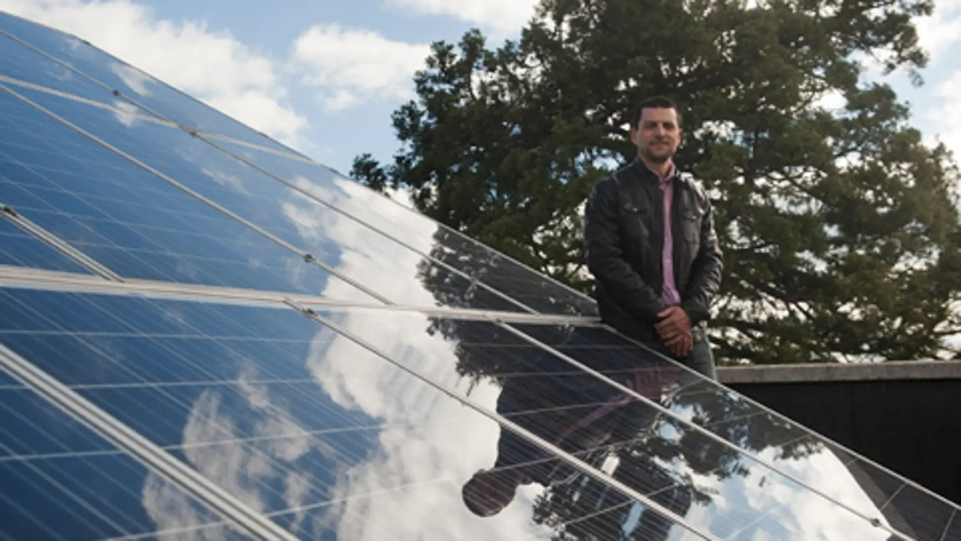 Óscar Barambones junto a los paneles solares de la Escuela de Ingeniería de Vitoria-Gasteiz.