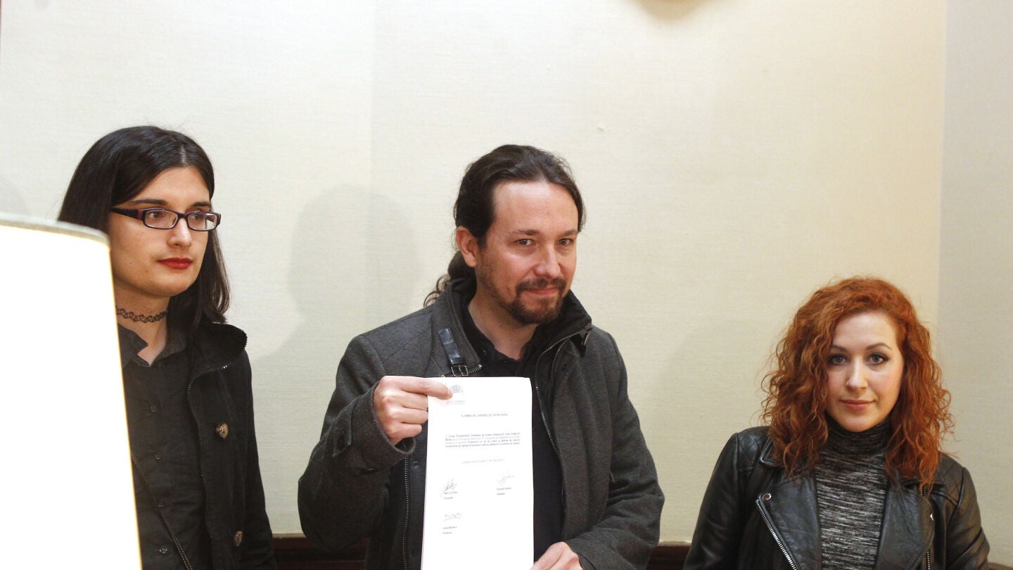 Pablo Iglesias junto a la tuitera Cassandra Vera entregando la proposici&oacute;n de ley