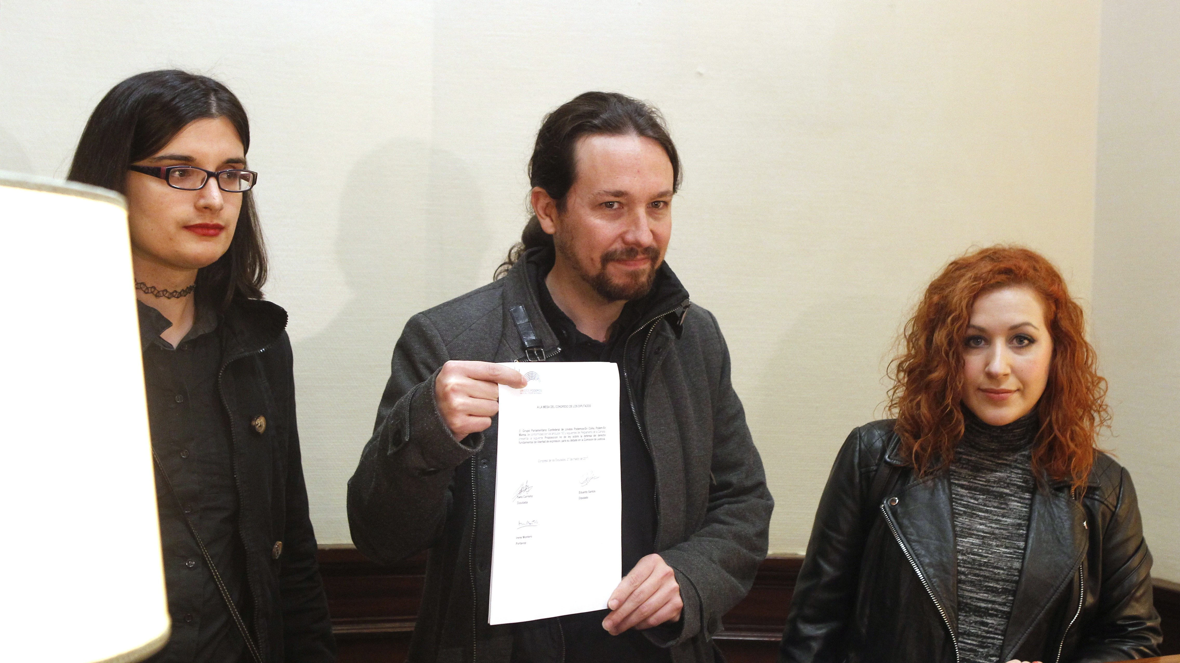 Pablo Iglesias junto a la tuitera Cassandra Vera entregando la proposición de ley