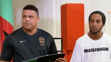 Ronaldo y Ronaldinho respondiendo al divertido test