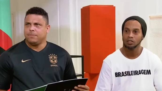 Ronaldo y Ronaldinho respondiendo al divertido test