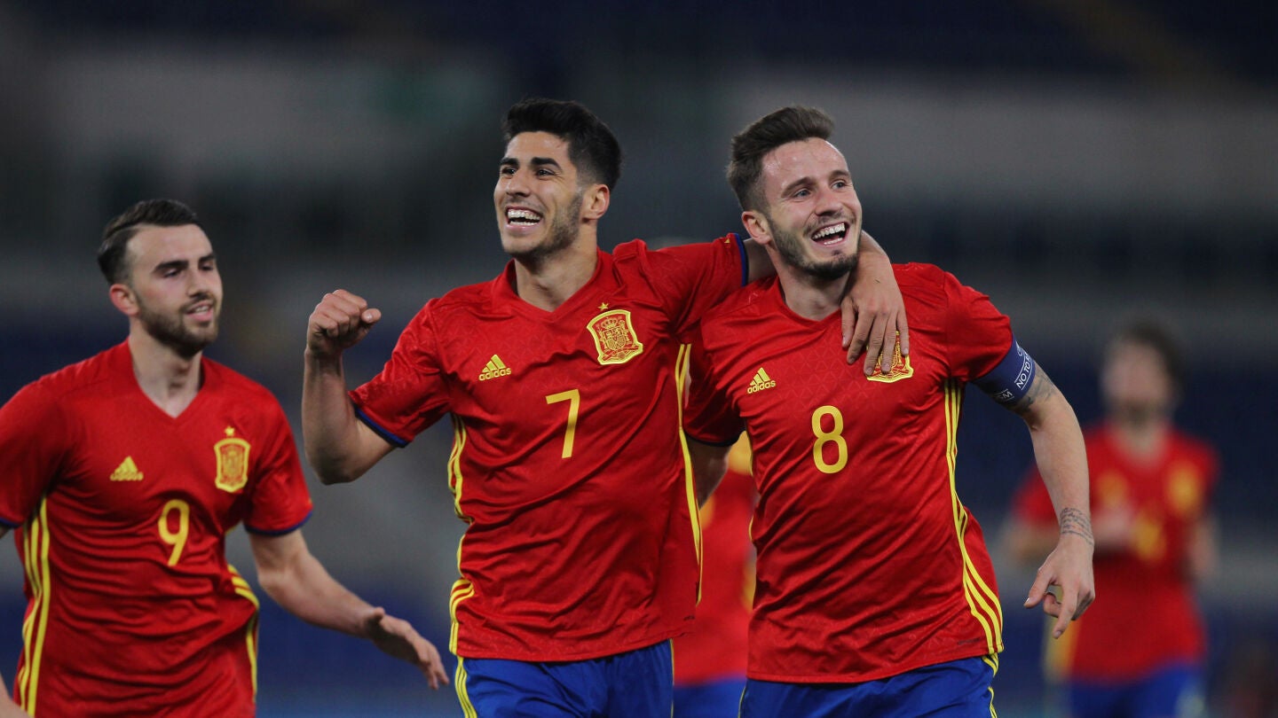 Jugadores de la sub-21 celebrando un gol
