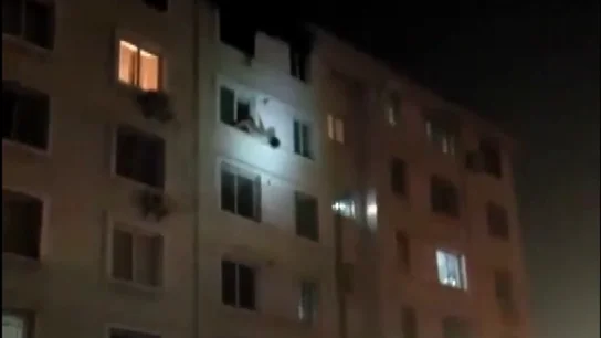 Frame 15.960998 de: Un bombero rescata en el aire a una mujer que cayó al vacío huyendo del incendio de su casa Frame 15.960998 de: Un bombero rescata en el aire a una mujer que cayó al vacío huyendo del incendio de su casa