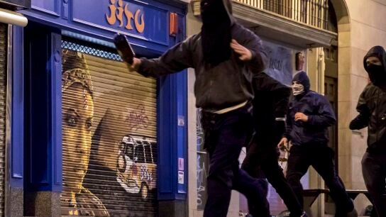 Los encapuchados arrojaron piedras contra la Polic&iacute;a y reventaron un cajero