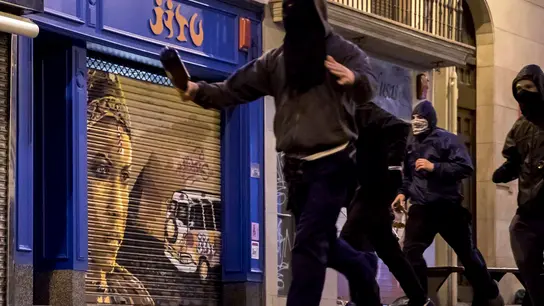 Los encapuchados arrojaron piedras contra la Policía y reventaron un cajero Los encapuchados arrojaron piedras contra la Policía y reventaron un cajero