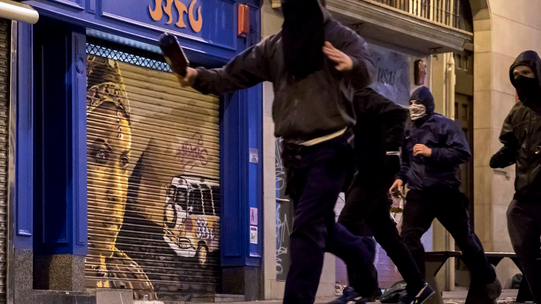 Los encapuchados arrojaron piedras contra la Polic&iacute;a y reventaron un cajero