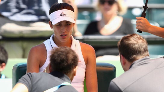 Garbi&ntilde;e Muguruza, hablando con los m&eacute;dicos del Open de Miami