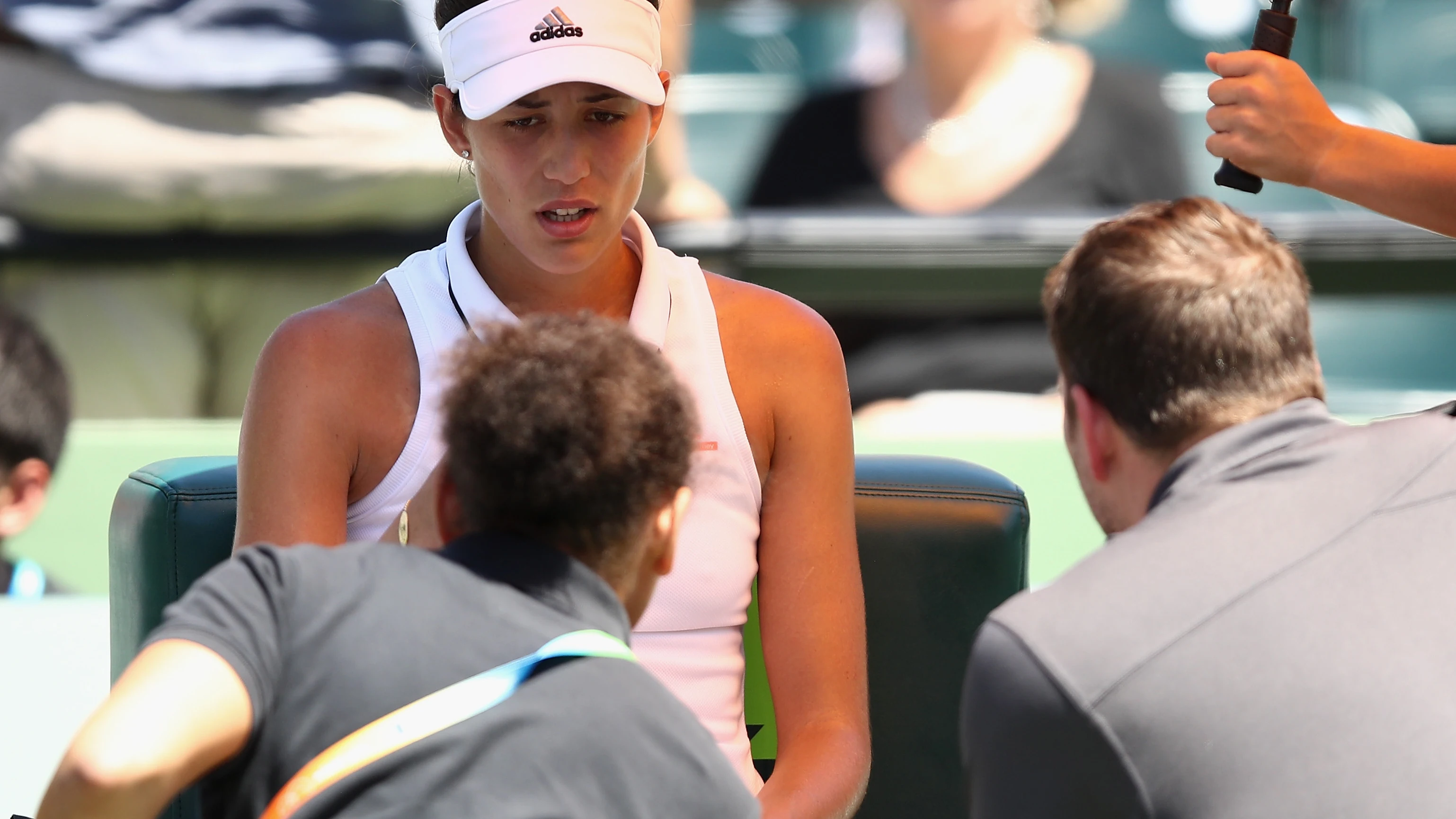 Garbiñe Muguruza, hablando con los médicos del Open de Miami