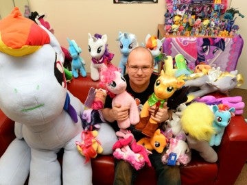 Barmy Ian Taylor, un señor británico que lo flipa con My Little Pony Barmy Ian Taylor, un señor británico que lo flipa con My Little Pony