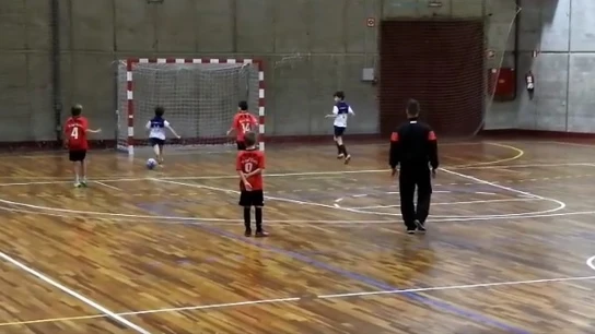 Los futbolistas del Dante Futsal dejándose un gol Los futbolistas del Dante Futsal dejándose un gol
