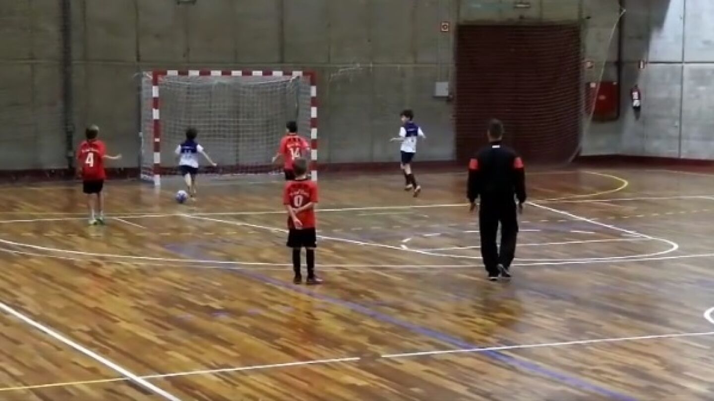 Los futbolistas del Dante Futsal dej&aacute;ndose un gol
