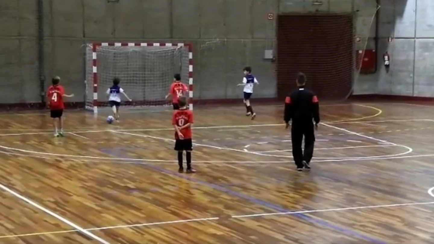 Los futbolistas del Dante Futsal dejándose un gol Los futbolistas del Dante Futsal dejándose un gol