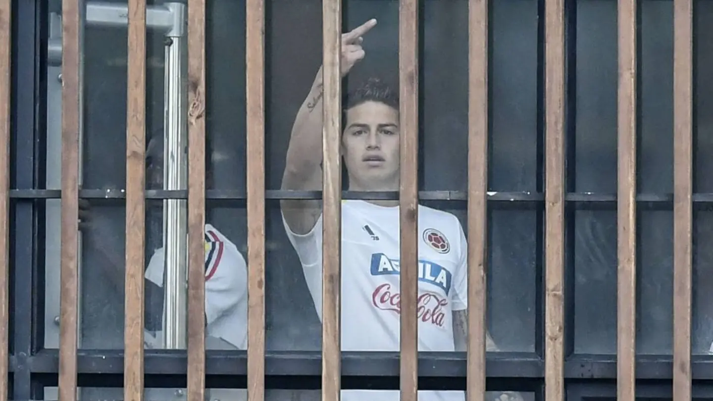 James Rodríguez hace una peineta en Colombia James Rodríguez hace una peineta en Colombia